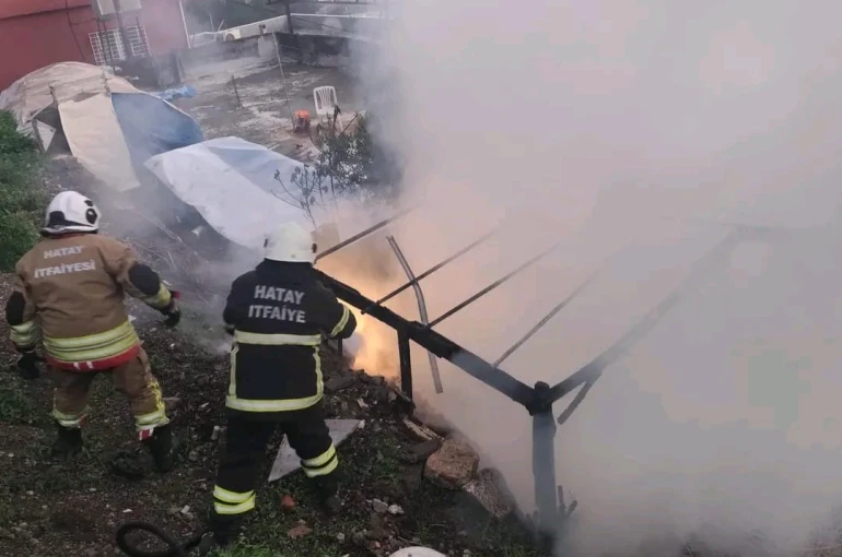 Hatay’da odunluk yangını evlere sıçramadan söndürüldü
