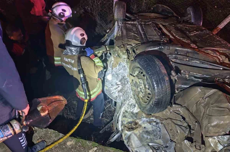 Hatay’da otomobiller çarpıştı: 2 ölü, 3 yaralı 