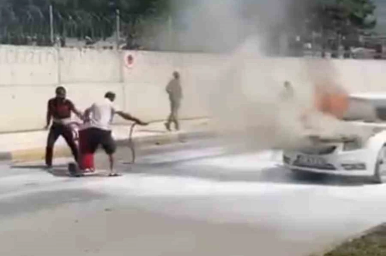 Hatay’da seyir halindeki araç alev aldı 