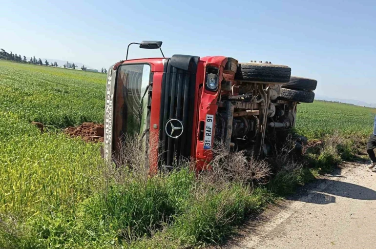 Hatay’da sürücüsünün kontrolünü kaybettiği tır devrildi 