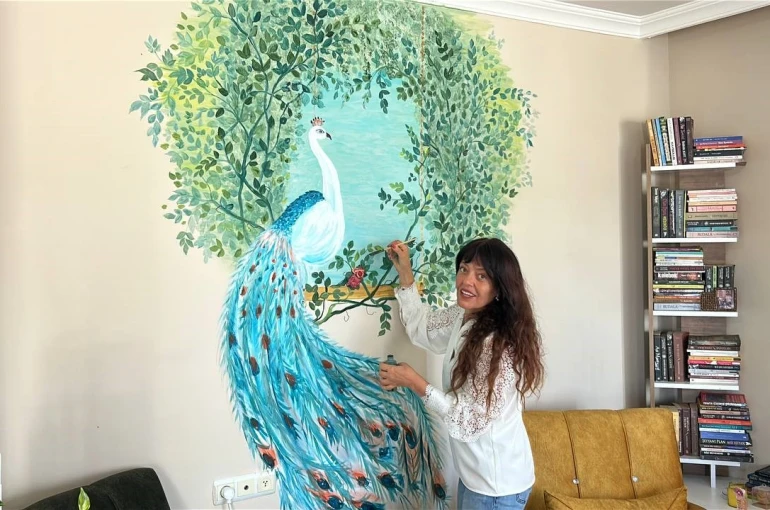 Hataylı ressam, YouTube’dan video izleyerek öğrendiği soğuk porselen sanatıyla resmi birleştiriyor