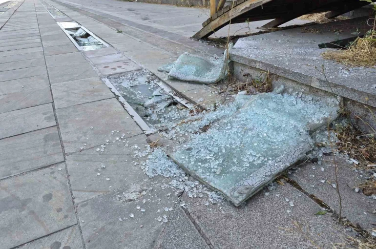 Hatboyu Caddesi vandalların hedefi oldu 