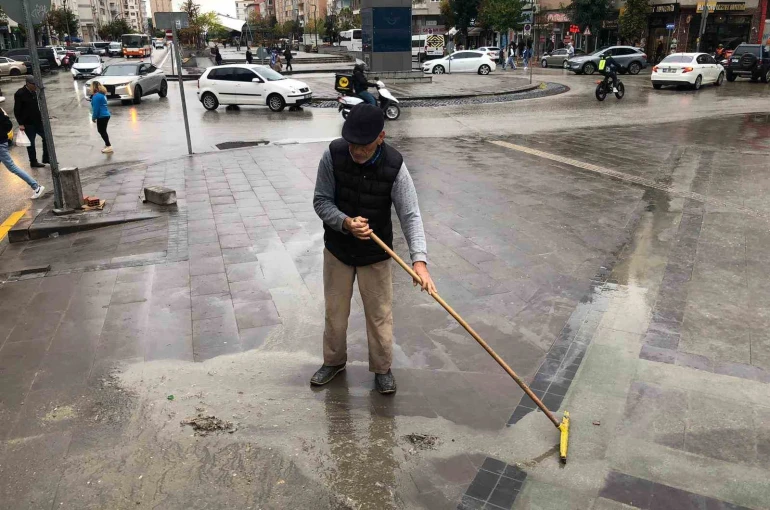 Hatboyu Caddesi’ni görevliler değil 63 yaşındaki vatandaş temizledi 