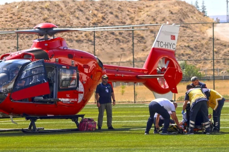 Hava ambulansı, tarlada çalışırken yaralanan vatandaş için havalandı 