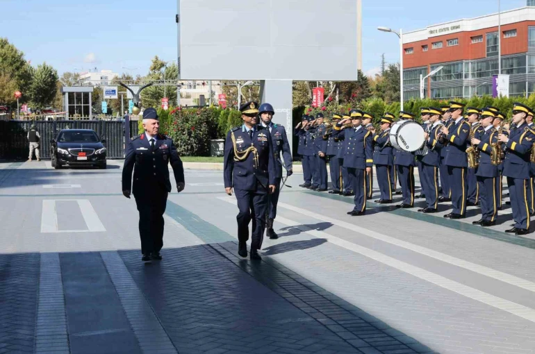 Hava Kuvvetleri Komutanı Kadıoğlu, Bangladeş Halk Cumhuriyeti Hava Kuvvetleri Komutanı Khan ile bir araya geldi 