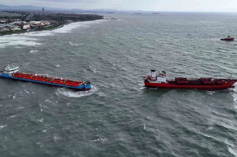 Hava şartları düzeldiğinde karaya oturan gemiyi kurtarma çalışmaları başlayacak 