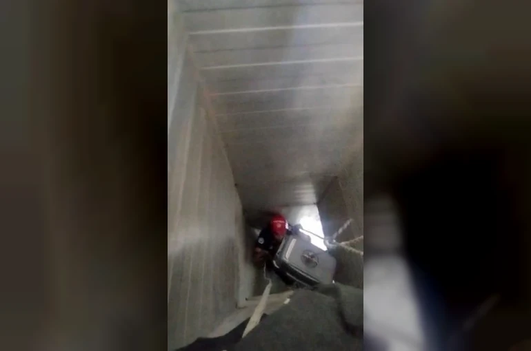 Havalandırma boşluğuna sıkışan kedi kurtarıldı 