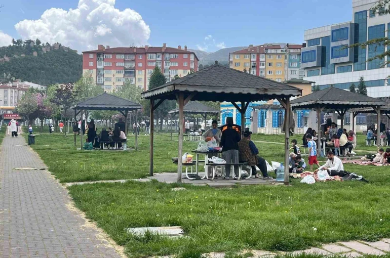 Havaların ısınması ile aileler parklara akın etti