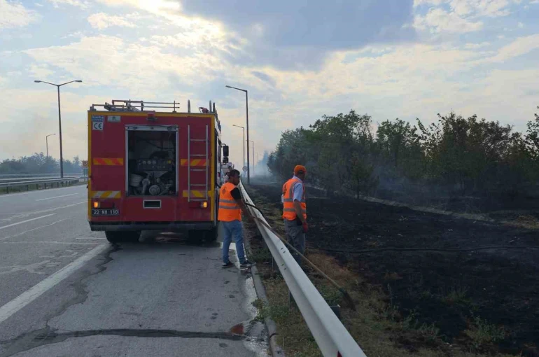 Havsa’da anız yangını otobanı dumana bürüdü