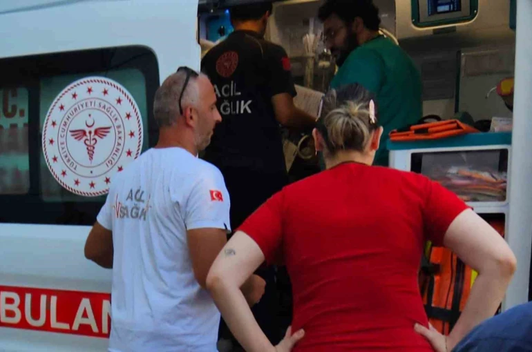 Havuza düşen çocuk boğulma tehlikesi geçirdi, doktorların müdahalesiyle kurtarıldı 