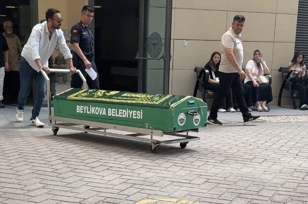 Havuza düşerek hayatını kaybeden minik Elif son yolculuğuna uğurlanıyor