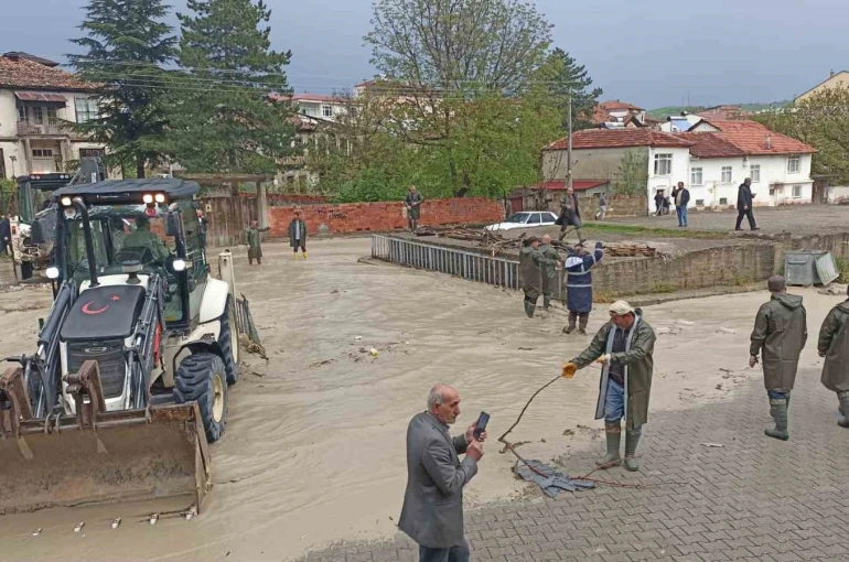 Havza’da kuvvetli sağanak etkili oldu, dere taştı