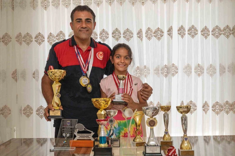 Hayat kurtaran baba, kızını kortlarda şampiyonluğa hazırlıyor