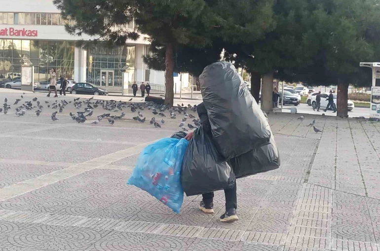 Hayatın yükünü sırtında taşıyor 