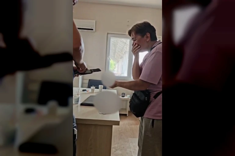Hayatını kaybeden babasının hediyesini kaybetti, bulununca sözleri duygulandırdı