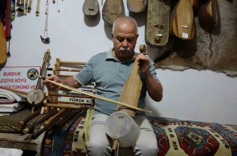 Hayatını kaybeden sanatçıların sazları "Yaşayan İnsan Hazinesi" ödüllü Bedel’e emanet 