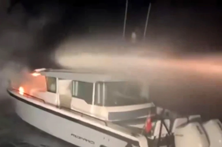 Haydarpaşa açıklarında yanan tekne alevlere teslim oldu 