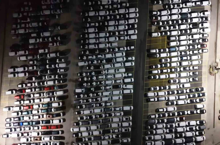 Haydarpaşa Limanı’nda gece mesaisi: 2026 model araçlar limana indirildi 