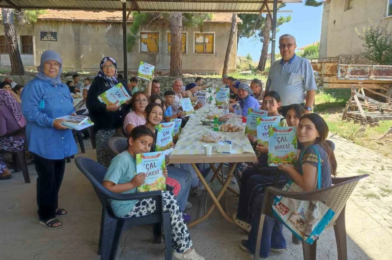 Hayır etkinliğinde çocuklara tarih kitabı dağıtıldı 