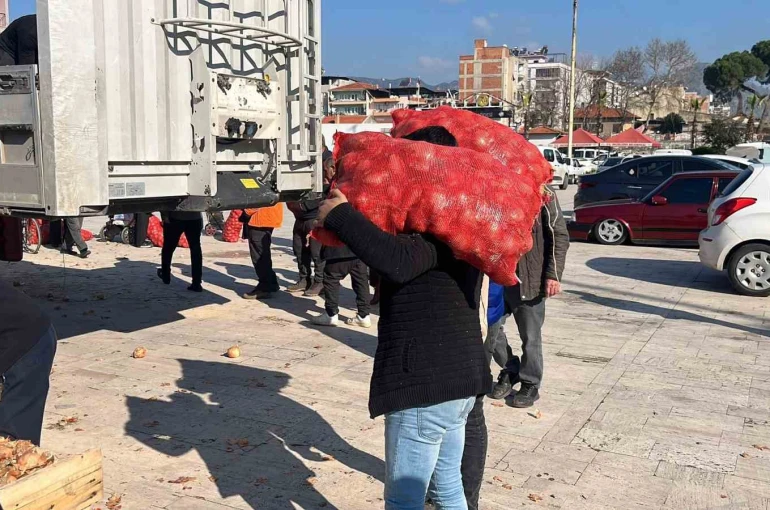 Hayır için dağıtılan tonlarca soğan bir saatte tükendi