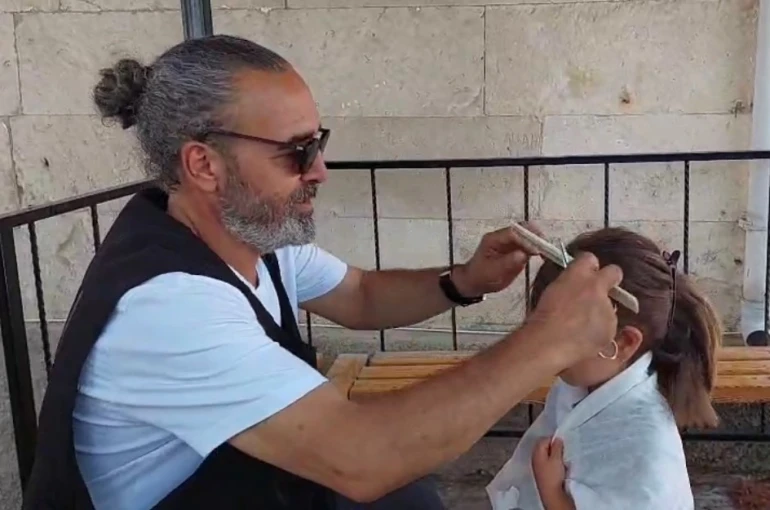 Hayırsever kuaför köylere gidip kız çocuklarını ücretsiz tıraş ediyor 