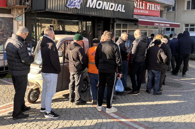 Hayrabolu’da Ramazan’da pide kuyruğu 