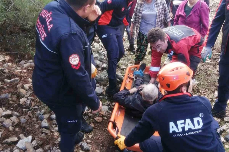 Hayvan otlatırken kayalıklardan düştü 