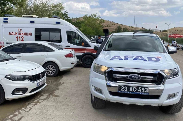 Hazar Gölü’nde gezi teknesi battı: 7 kişi kurtarıldı 