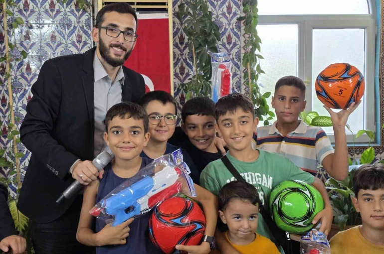 Hediyelerle çocukları camiye ve Kur’an kursuna teşvik ediyor