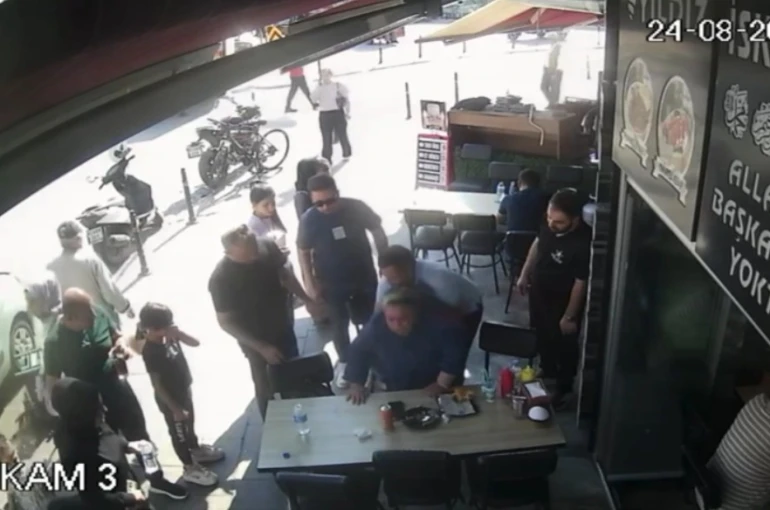 Heimlich manevrasıyla kadının hayatını kurtaran polis: "Her zaman vatandaşımızın yanındayız" 