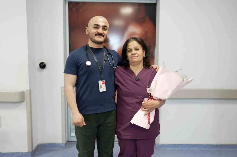 Hekim oğuldan ebe anneye Ebeler Haftası sürprizi 