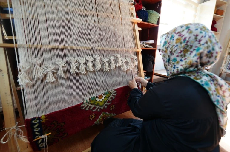 Hem geleneksel sanatları yaşatıyorlar hem de aile bütçelerine katkı sağlıyorlar