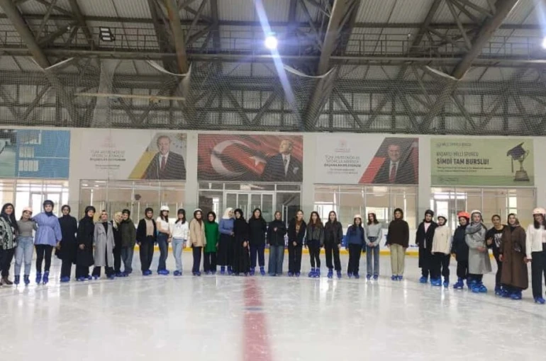 Hem okuyorlar hem buz pateni öğreniyorlar 