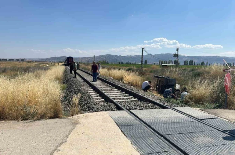 Hemzemin geçitte tren pat pata çarptı: 1 ölü, 2 yaralı