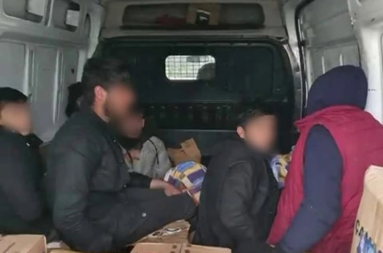 Hendek’te minibüs kasasındaki göçmenleri polis yakaladı 