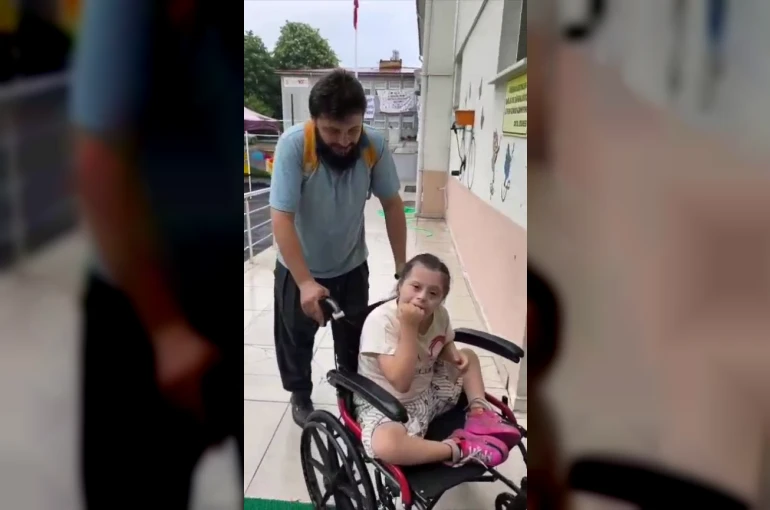 Her gün özel kızını okula getiren babaya duygulandıran sürpriz 