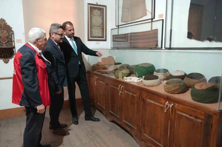 Her yıl binlerce kişinin ziyaret ettiği külliyedeki sarıklar, vatandaşlardan yoğun ilgi görüyor