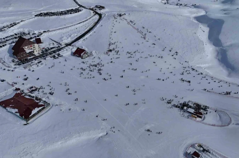 Hesarek Kayak Merkezi’nde yoğunluk: Ziyaretçiler karın keyfini çıkardı 