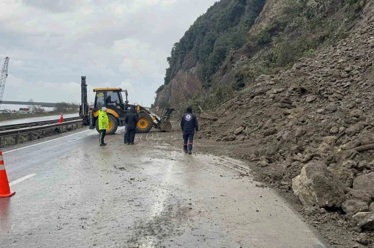 Heyelan kara yolunu kapattı, otomobilde maddi hasar meydana geldi 