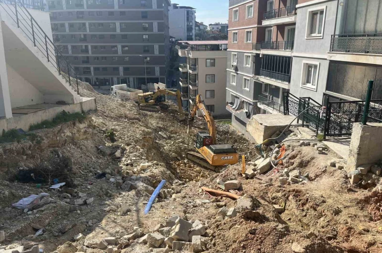 Heyelanda çöken istinat duvarının enkazını kaldırma çalışmaları sürüyor