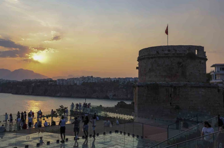 Hıdırlık Kulesi yeniden Antalyalılarla buluştu 