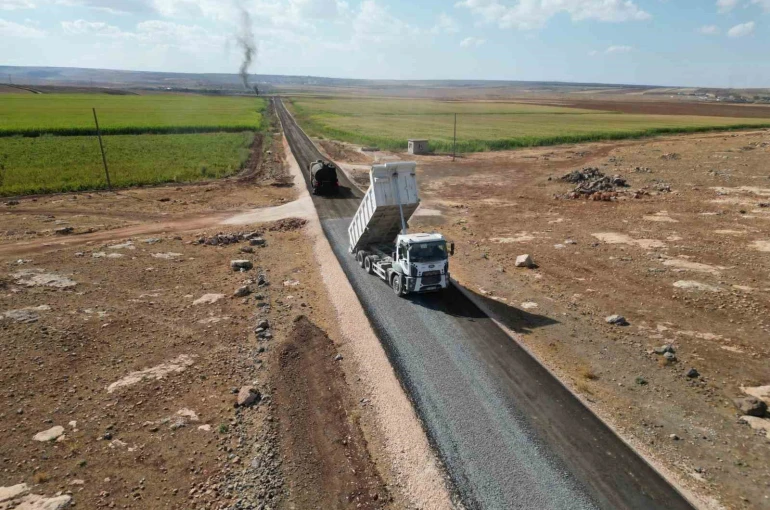 Hilvan’da 5 kilometrelik yolun sathi asfalt çalışmalarını tamamladı 