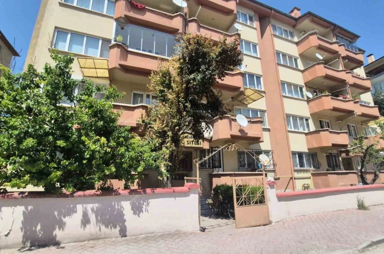 Hırsızların hedefi bu kez apartmanın çatı kapısı oldu