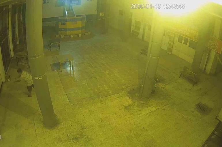 Hırsızlık anları kamerada: Parası bitince iş yeri soyan şüpheli tutuklandı 