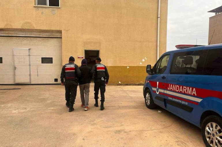 Hırsızlık suçundan 25 yıl kesinleşmiş cezayla aranan şahsı jandarma yakaladı