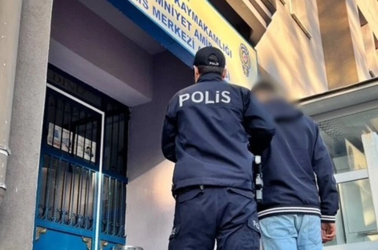Hırsızlık suçundan aranan şahsı polis yakaladı 