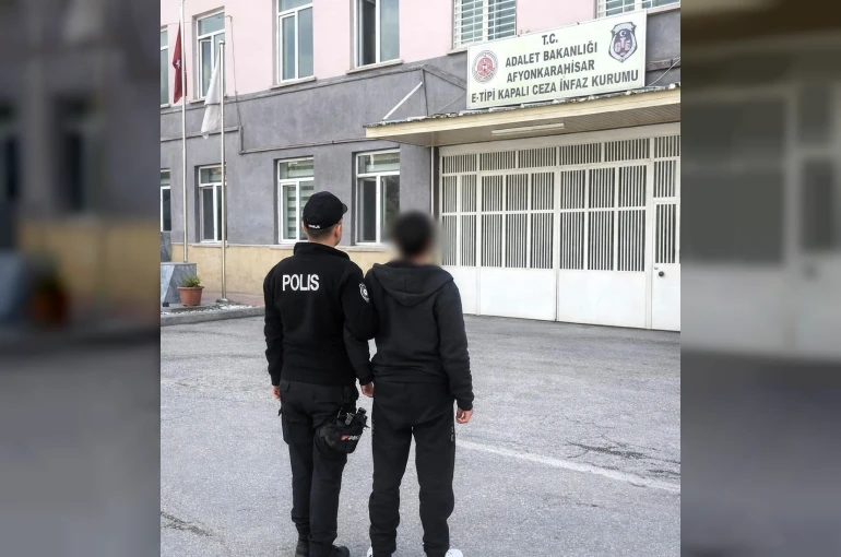 Hırsızlık suçundan aranan şahsı polis yakaladı 