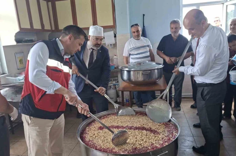 Hisarcık Kutluhallar köyünde aşure geleneği sürdürülüyor 