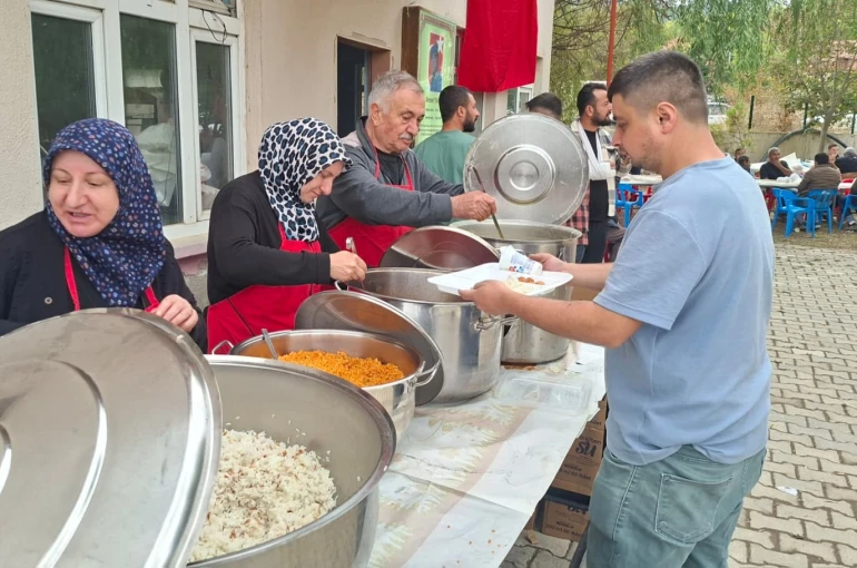 Hisarcık Yukarı Yoncaağaç köyünde 13 yıldır sürdürülen hayır yemeği geleneği