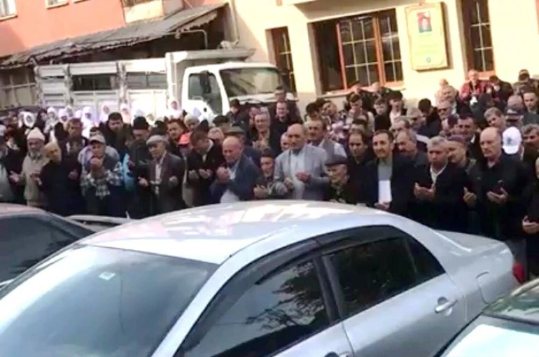 Hisarcık’ta 24 kişilik umre kafilesi dualarla uğurlandı 